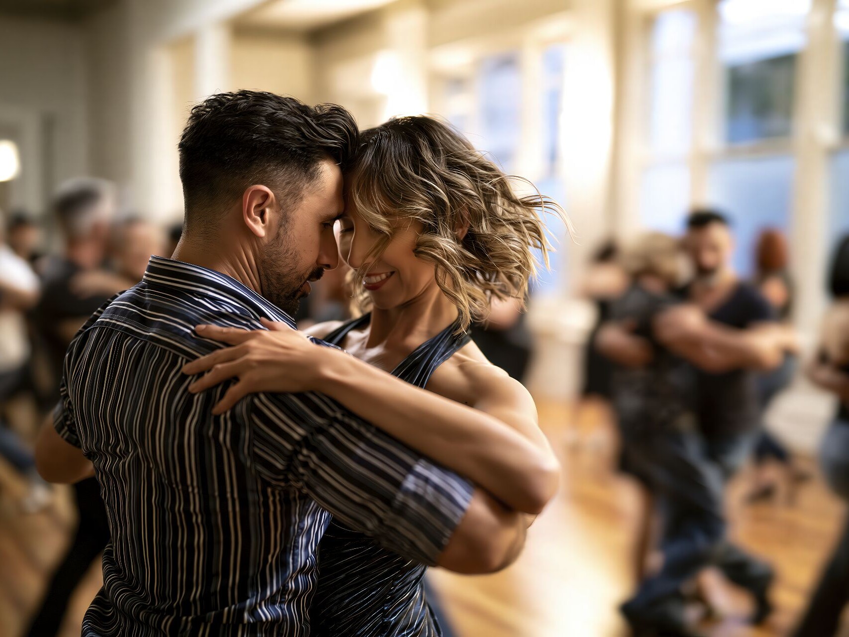 Adulti che ballano in coppia durante una lezione di Boogie Woogie a Vividanza